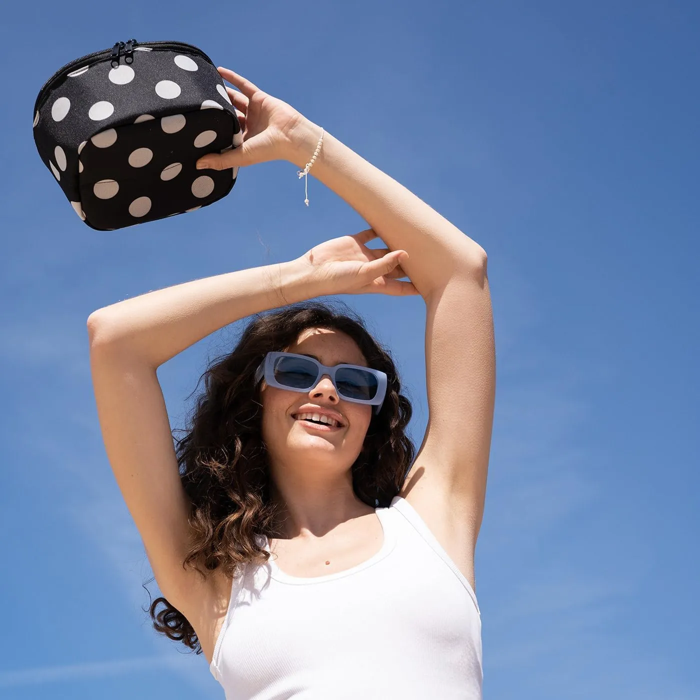 reisenthel coolerbag M pocket dots white - Ideal for the picnic, shopping and on the road
