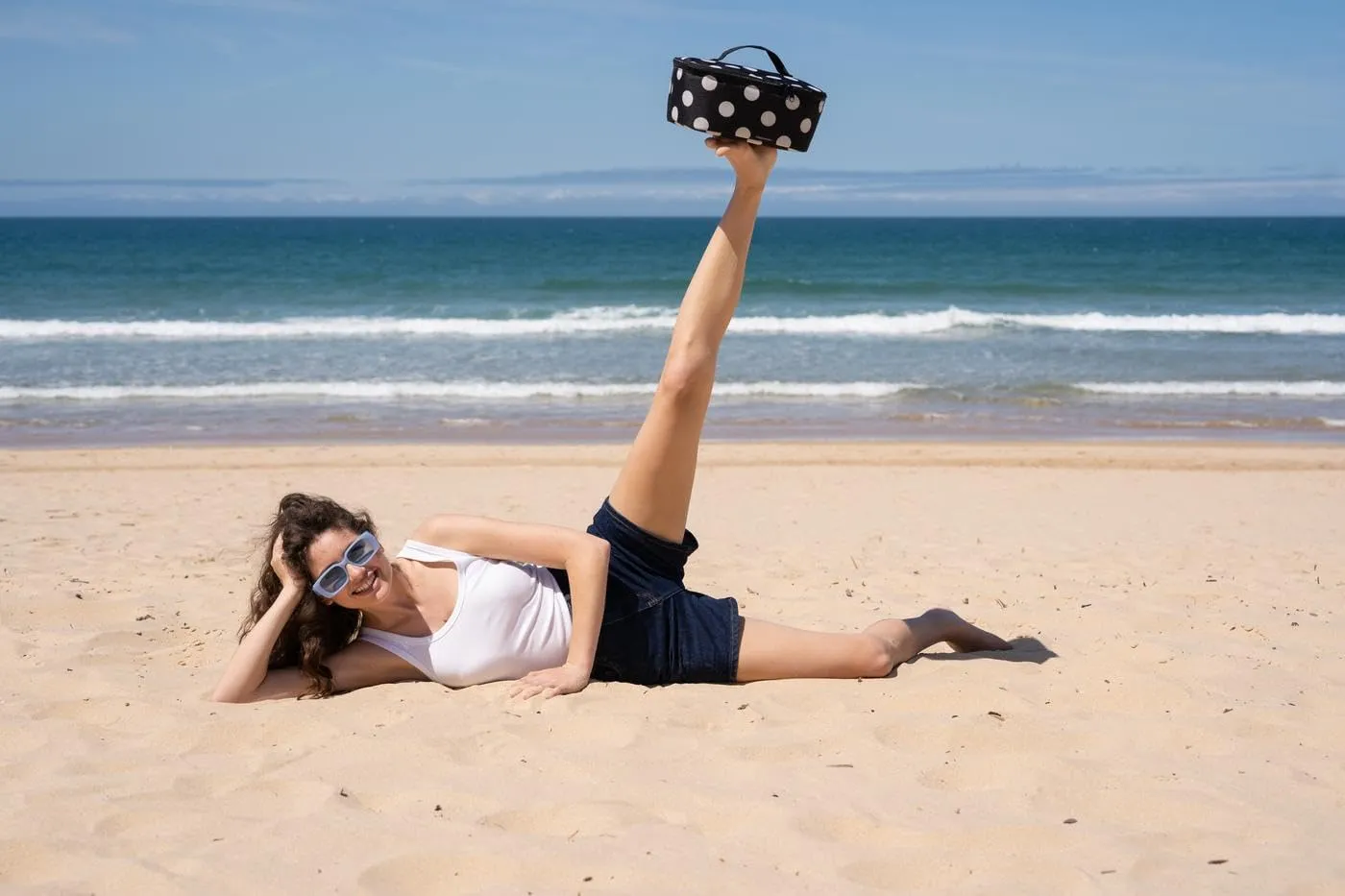 reisenthel coolerbag M pocket dots white - Ideal for the picnic, shopping and on the road